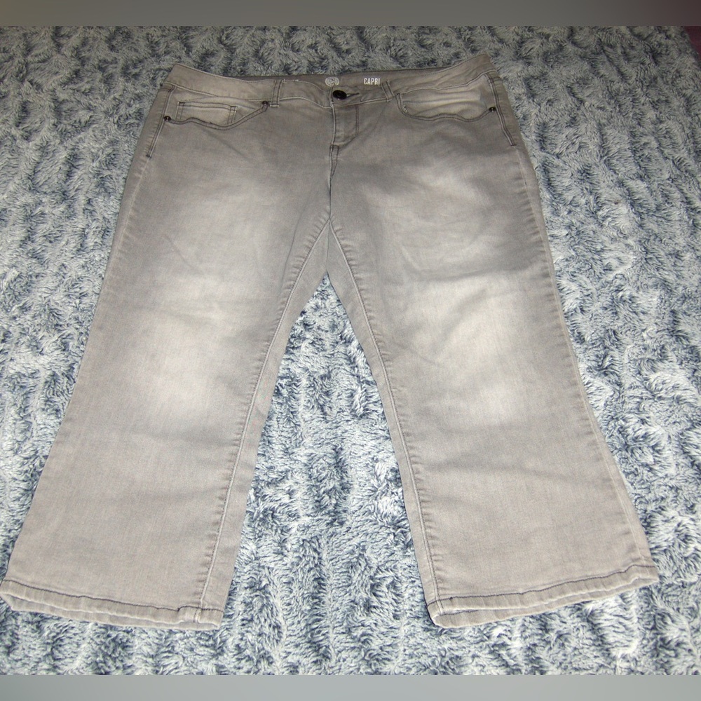 SO Gray Capri Jeans Size 17